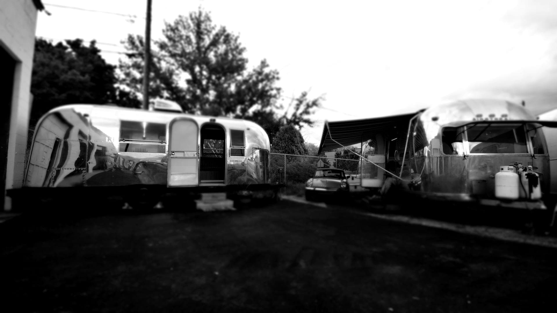 Polished riveted-aluminum trailer restored by Reparadise